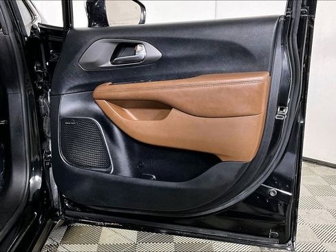 Used 2020 Chrysler Pacifica Limited w/ Tire & Wheel Group image 24