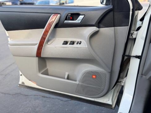 Used 2012 Toyota Highlander Limited w/ Tow Pkg FWD image 9