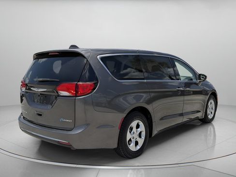 Used 2017 Chrysler Pacifica Touring Plus FWD image 3