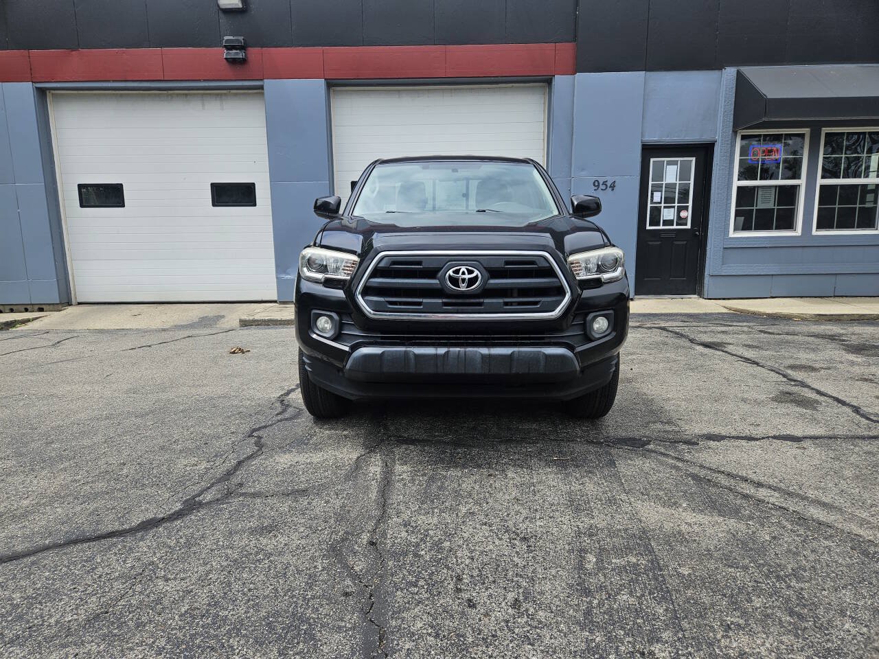 Used 2017 Toyota Tacoma SR5 RWD image 7