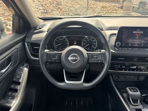 Used 2024 Nissan Rogue SV image 10