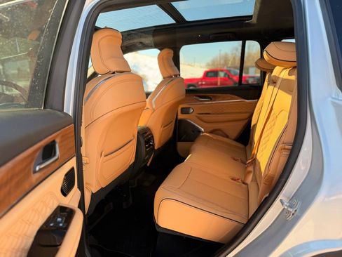 Used 2025 Jeep Grand Cherokee Summit image 15