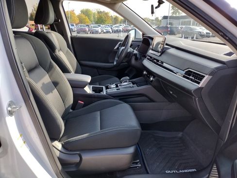 Used 2023 Mitsubishi Outlander ES image 10