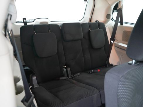 Used 2020 Dodge Grand Caravan SE w/ UConnect Hands-Free Group FWD image 13