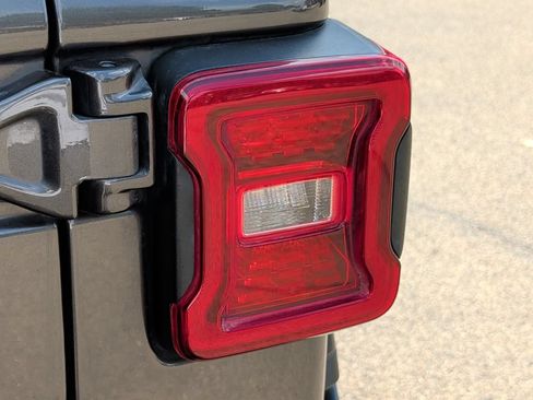 Used 2021 Jeep Wrangler Unlimited Sahara AWD/4WD image 43