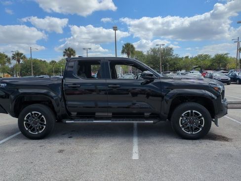 Used 2025 Toyota Tacoma TRD Sport AWD/4WD image 4