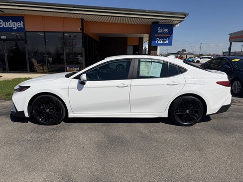 Used 2025 Toyota Camry SE image 2