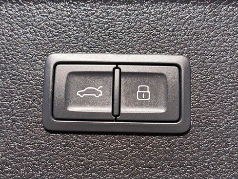 Used 2023 Audi Q5 e Premium w/ Convenience Package image 13