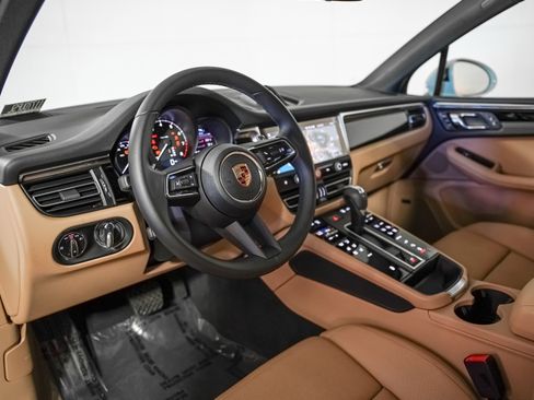Certified 2025 Porsche Macan image 4