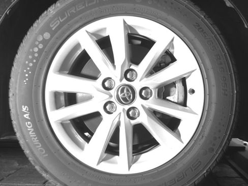 Used 2025 Toyota Camry LE FWD image 32