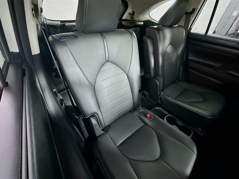 Used 2021 Toyota Highlander XLE AWD/4WD image 26