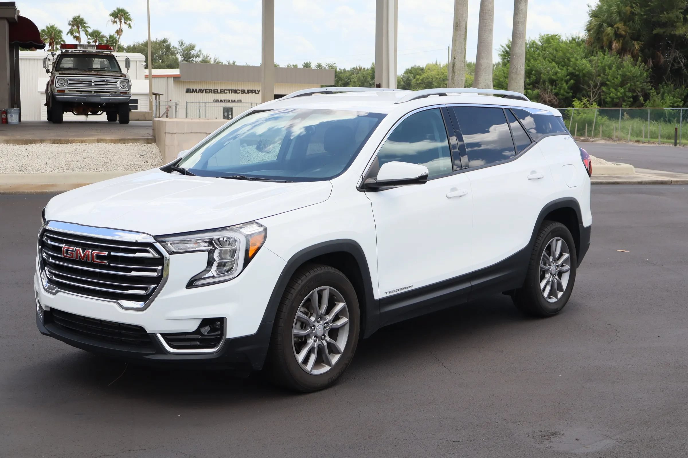 Used 2024 GMC Terrain SLT FWD image 3