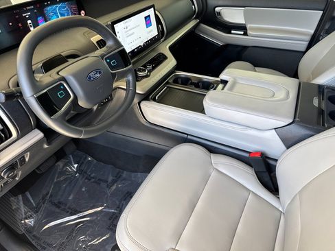 Used 2025 Ford Expedition Active AWD/4WD image 11