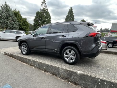 Certified 2022 Toyota RAV4 LE AWD/4WD image 5