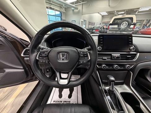 Used 2018 Honda Accord Touring image 11