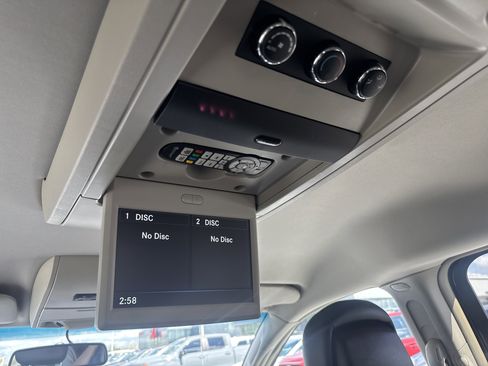 Used 2015 Chrysler Town & Country Touring image 18