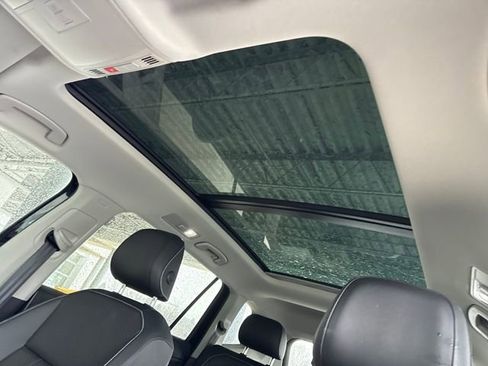 Used 2023 Volkswagen Tiguan SE w/ Panoramic Sunroof Package image 33