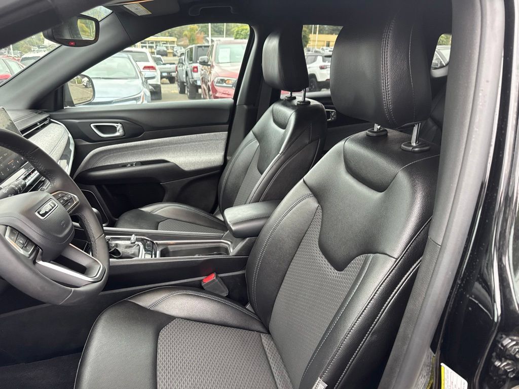 Used 2024 Jeep Compass Latitude AWD/4WD image 4