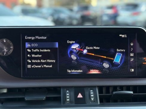 Used 2019 Lexus ES 300h w/ Luxury Package image 38