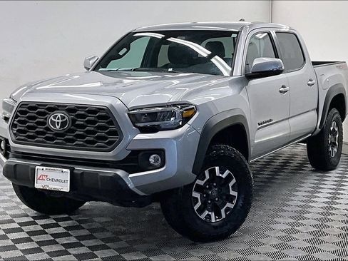Used 2022 Toyota Tacoma w/ SR5 Package image 1