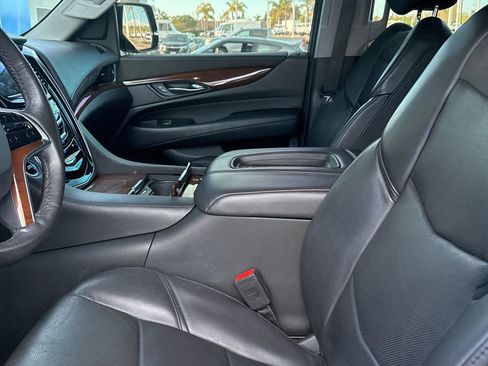 Used 2019 Cadillac Escalade Premium Luxury w/ Escalade Sport Edition image 7