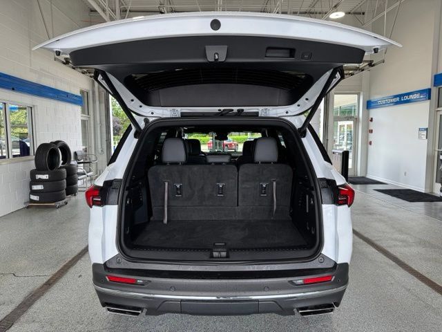 Used 2025 Buick Enclave Preferred FWD image 11