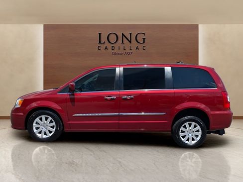 Used 2016 Chrysler Town & Country Touring w/ Driver Convenience Group FWD image 2