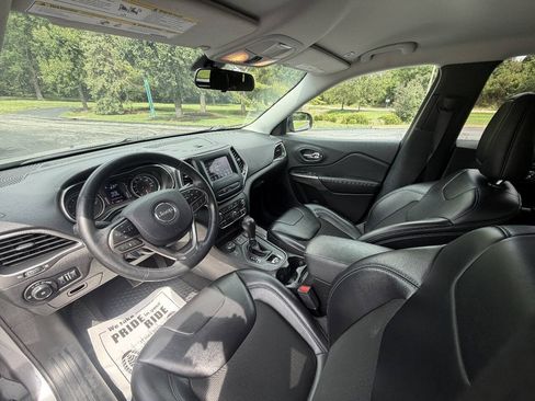 Used 2019 Jeep Cherokee Latitude Plus w/ Cold Weather Group AWD/4WD image 7