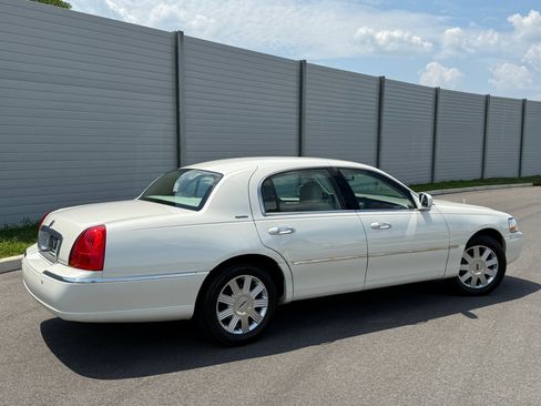 Used 2005 Lincoln Town Car Signature image 7