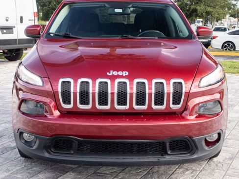 Used 2016 Jeep Cherokee Latitude FWD image 2