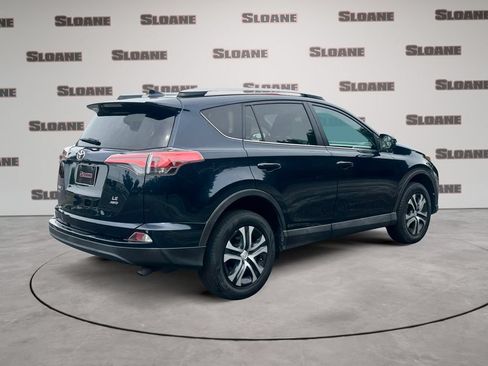 Used 2017 Toyota RAV4 LE AWD/4WD image 5
