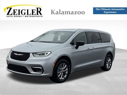 New 2026 Chrysler Pacifica Limited w/ Uconnect Theater Family Group