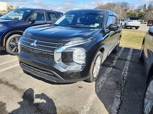Used 2023 Mitsubishi Outlander ES image 2