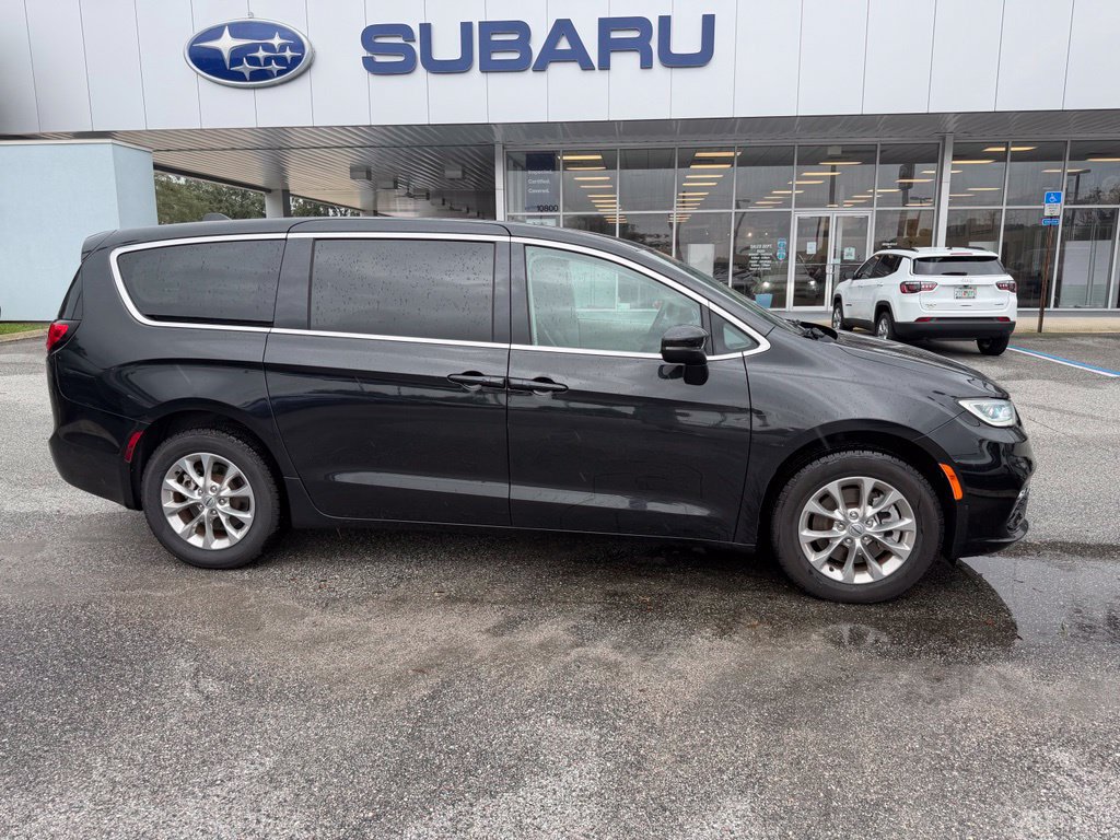 Used 2023 Chrysler Pacifica Touring-L AWD/4WD image 2