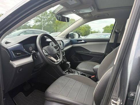 Used 2023 Volkswagen Taos SE w/ Panoramic Sunroof Package AWD/4WD image 10