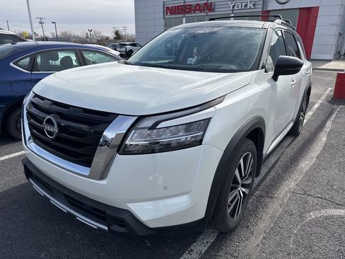 Used 2023 Nissan Pathfinder Platinum image 2