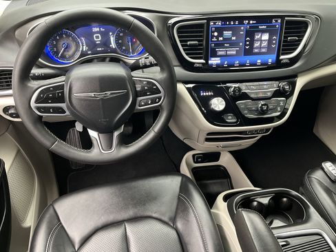 Used 2024 Chrysler Pacifica Touring-L image 14