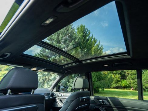 Used 2023 BMW X7 M60i image 34