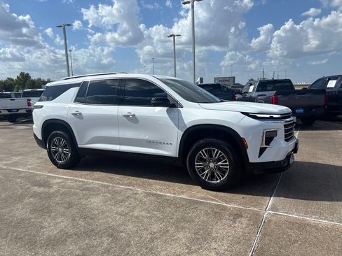Used 2025 Chevrolet Traverse LT FWD image 7