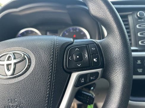 Used 2019 Toyota Highlander LE image 17