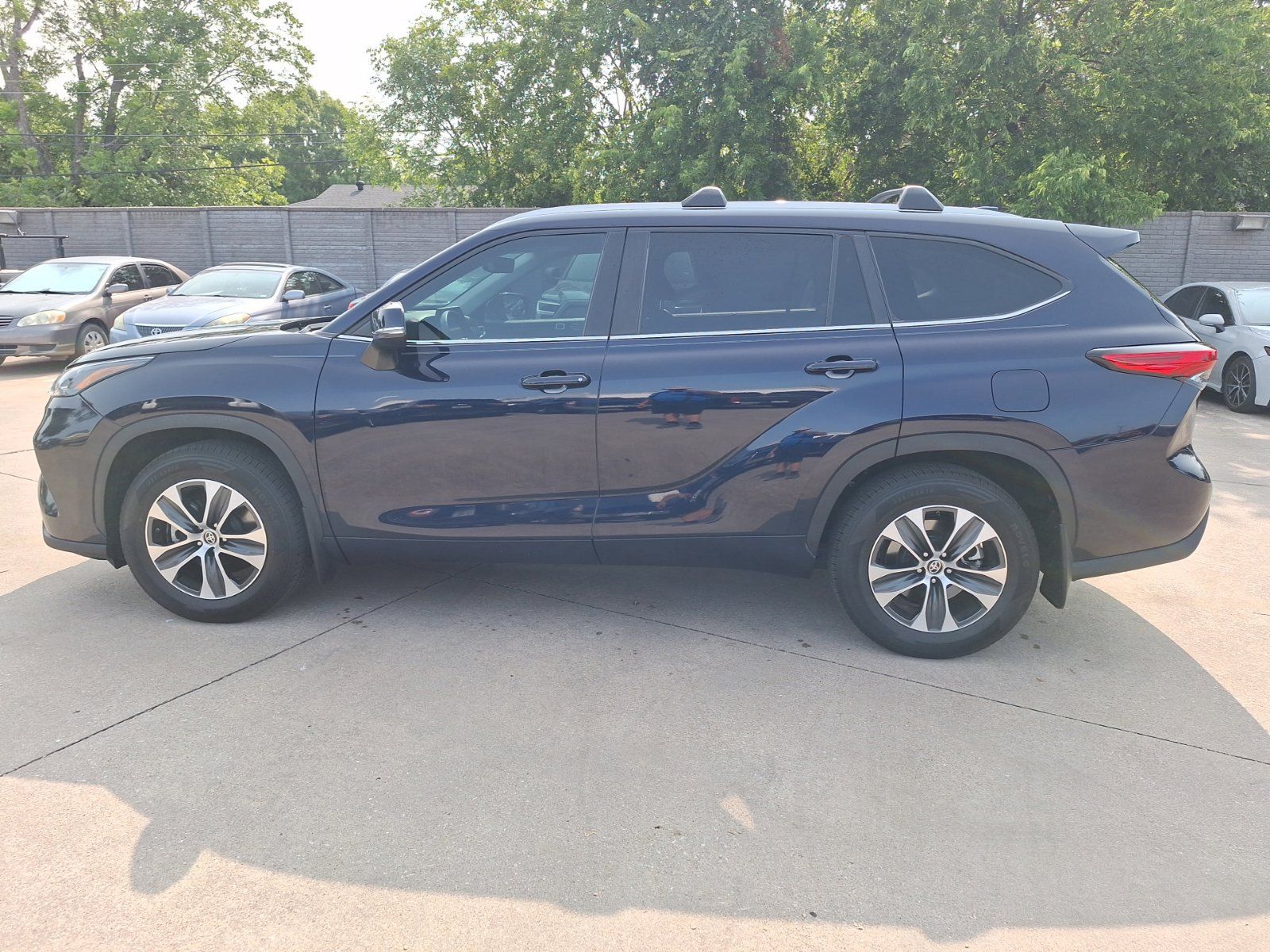 Used 2023 Toyota Highlander XLE FWD image 3