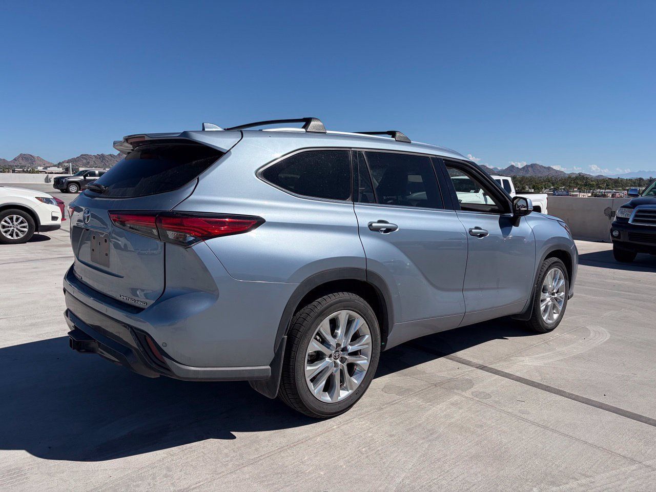 Used 2021 Toyota Highlander Limited AWD/4WD image 2