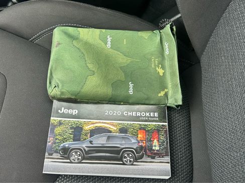 Used 2020 Jeep Cherokee Latitude w/ Cold Weather Group AWD/4WD image 41