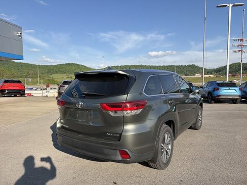 Used 2017 Toyota Highlander XLE AWD/4WD image 4