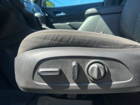 Used 2018 Chevrolet Equinox LT FWD image 16