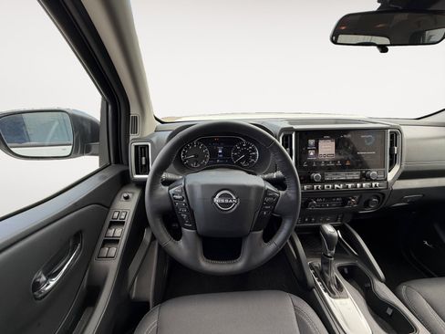 Used 2025 Nissan Frontier SV w/ SV Convenience Package RWD image 13