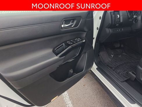 Used 2022 Nissan Pathfinder SV w/ SV Premium Package image 5