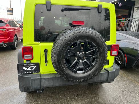 Used 2017 Jeep Wrangler Unlimited Rubicon w/ Connectivity Group image 4