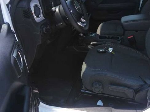 Used 2024 Jeep Wrangler Unlimited Sahara AWD/4WD image 4