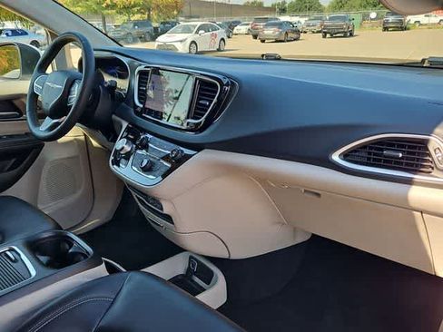 Used 2023 Chrysler Pacifica Touring-L FWD image 20